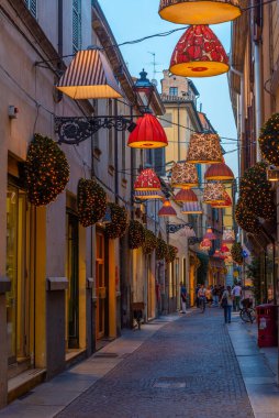 Parma, İtalya, 24 Eylül 2021: İtalyan şehri Parma 'nın merkezinde Dar Sokak.