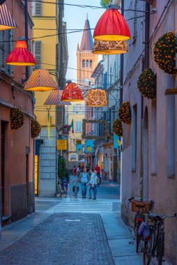 Parma, İtalya, 24 Eylül 2021: İtalyan şehri Parma 'nın merkezinde Dar Sokak.