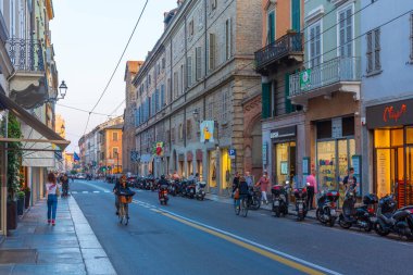 Parma, İtalya, 24 Eylül 2021: İtalyan şehri Parma 'nın merkezinde Dar Sokak.