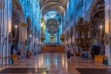 Parma, İtalya, 24 Eylül 2021: İtalya 'daki Parma Katedrali' nin İçi.