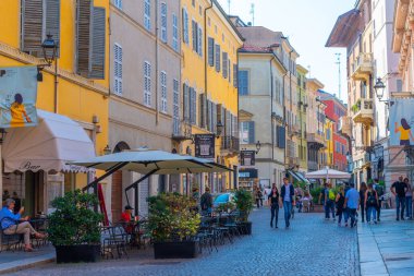 Parma, İtalya, 24 Eylül 2021: İtalyan şehri Parma 'nın merkezinde Dar Sokak.