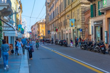 Parma, İtalya, 24 Eylül 2021: İtalyan şehri Parma 'nın merkezinde Dar Sokak.