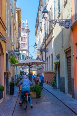 Parma, İtalya, 24 Eylül 2021: İtalyan şehri Parma 'nın merkezinde Dar Sokak.