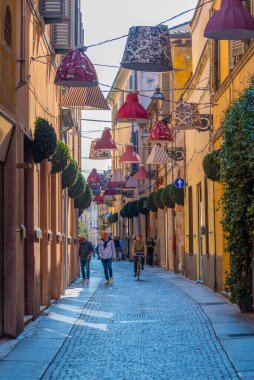 Parma, İtalya, 24 Eylül 2021: İtalyan şehri Parma 'nın merkezinde Dar Sokak.