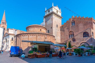 Mantua, İtalya, 24 Eylül 2021: rotonda di San Lorenzo İtalyan kentinde..