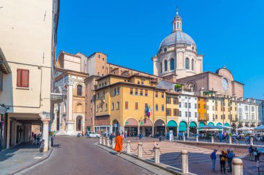 Mantua, İtalya, 24 Eylül 2021: Piazza delle Erbe İtalyan kenti Mantua.