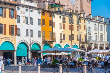 Mantua, İtalya, 24 Eylül 2021: Piazza delle Erbe İtalyan kenti Mantua.