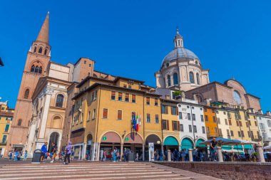 Mantua, İtalya, 24 Eylül 2021: Piazza delle Erbe İtalyan kenti Mantua.