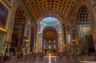 Mantua, İtalya, 24 Eylül 2021: Mantua, İtalya 'da Basilica di Sant' Andrea 'nın İçişleri.