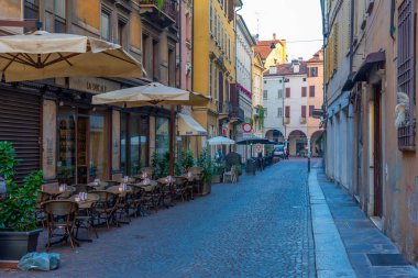 Mantua, İtalya, 24 Eylül 2021: İtalyan kenti Mantua 'nın merkezindeki Dar Sokak.