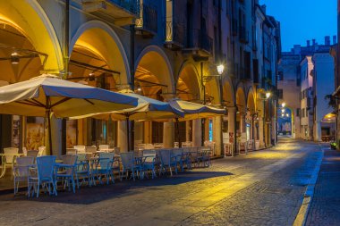 Mantua, İtalya, 24 Eylül 2021: İtalyan kenti Mantua 'da Piazza delle Erbe' nin gece manzarası.