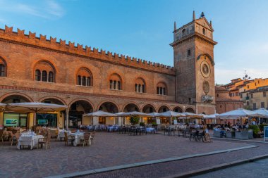 Mantua, İtalya, 23 Eylül 2021: İtalyan şehri Mantua 'da Palazzo della Ragione.