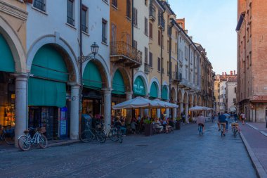 Mantua, İtalya, 23 Eylül 2021: İtalyan şehri Mantua 'nın merkezindeki Dar Sokak.