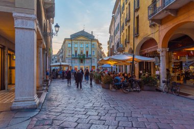 Mantua, İtalya, 23 Eylül 2021: İtalyan şehri Mantua 'nın merkezindeki Dar Sokak.