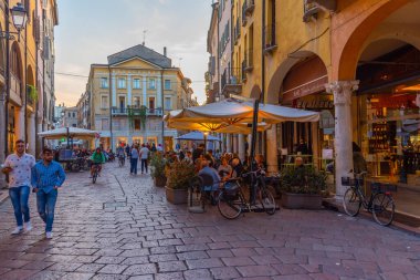 Mantua, İtalya, 23 Eylül 2021: İtalyan şehri Mantua 'nın merkezindeki Dar Sokak.