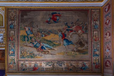 Mantua, İtalya, 23 Eylül 2021: İtalyan kenti Mantua 'daki Palazzo Ducale' nin içindeki duvar halıları.