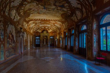 Mantua, İtalya, 23 Eylül 2021: İtalyan kenti Mantua 'daki Palazzo Ducale' nin Salonu.
