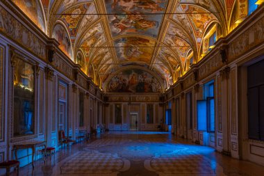 Mantua, İtalya, 23 Eylül 2021: İtalyan kenti Mantua 'daki Palazzo Ducale' nin Salonu.