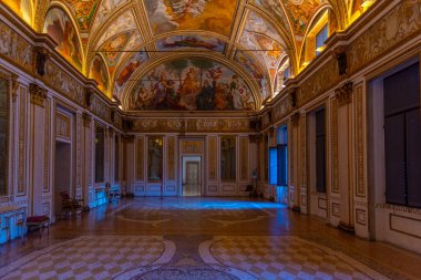 Mantua, İtalya, 23 Eylül 2021: İtalyan kenti Mantua 'daki Palazzo Ducale' nin Salonu.