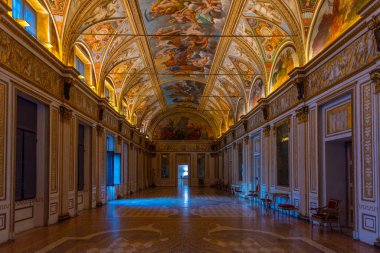 Mantua, İtalya, 23 Eylül 2021: İtalyan kenti Mantua 'daki Palazzo Ducale' nin Salonu.