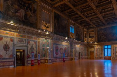 Mantua, İtalya, 23 Eylül 2021: İtalyan kenti Mantua 'daki Palazzo Ducale' nin Salonu.