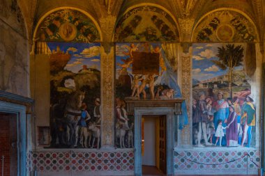 Mantua, İtalya, 23 Eylül 2021: İtalyan şehri Mantua 'daki Palazzo Ducale' nin içindeki kamera degli Sposi.