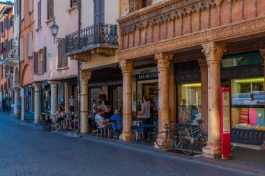 Mantua, İtalya, 23 Eylül 2021: İtalyan şehri Mantua 'nın merkezindeki Dar Sokak.