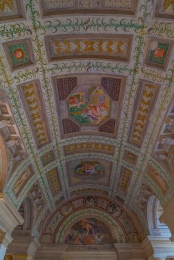 Mantua, İtalya, 23 Eylül 2021: İtalyan kenti Mantua 'daki Palazzo Te' nin Tavanı.