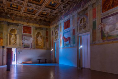 Mantua, İtalya, 23 Eylül 2021: İtalyan kenti Mantua 'daki Palazzo Te' nin içindeki rüzgarlar odası.