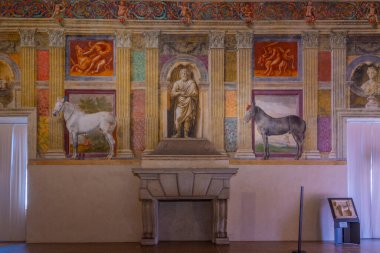 Mantua, İtalya, 23 Eylül 2021: İtalyan kenti Mantua 'daki Palazzo Te' nin içindeki rüzgarlar odası.