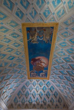 Mantua, İtalya, 23 Eylül 2021: İtalyan kenti Mantua 'daki Palazzo Te' nin Tavanı.