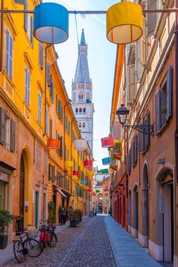 Modena, İtalya, 23 Eylül 2021: İtalyan kenti Modena 'nın merkezindeki Dar Sokak.