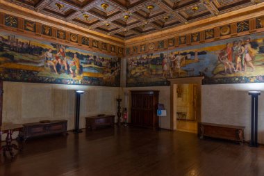 Modena, İtalya, 23 Eylül 2021: İtalyan kenti Modena 'daki Palazzo Comunale' de Sala del Fuoco.