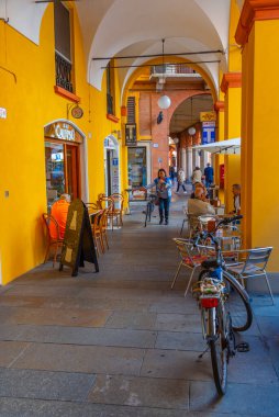 Modena, İtalya, 23 Eylül 2021: İtalyan kenti Modena 'nın merkezinde atari salonu.