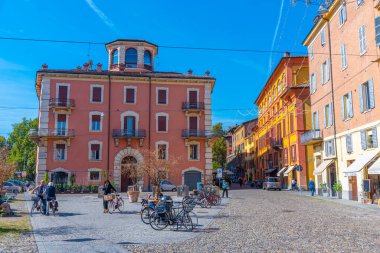 Modena, İtalya, 23 Eylül 2021: Piazza S. Francesco D 'Assisi, İtalyan kenti Modena.