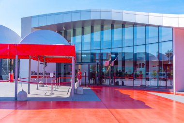 Maranello, İtalya, 23 Eylül 2021: Maranello, İtalya 'daki Ferrari müzesine giriş.