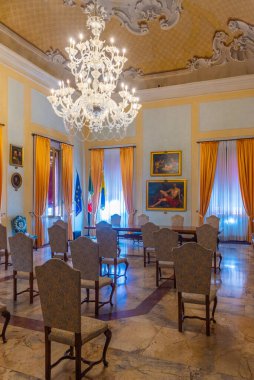 Modena, İtalya, 23 Eylül 2021: İtalyan kenti Modena 'daki Palazzo Comunale' de Oda.