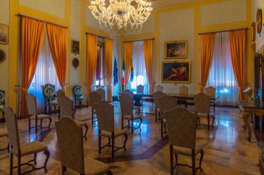 Modena, İtalya, 23 Eylül 2021: İtalyan kenti Modena 'daki Palazzo Comunale' de Oda.