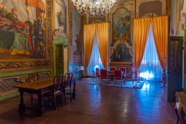 Modena, İtalya, 23 Eylül 2021: İtalyan kenti Modena 'daki Palazzo Comunale' de Oda.
