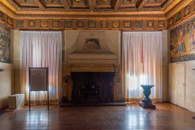 Modena, İtalya, 23 Eylül 2021: İtalyan kenti Modena 'daki Palazzo Comunale' de Sala del Fuoco.