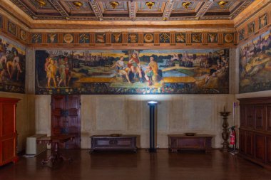 Modena, İtalya, 23 Eylül 2021: İtalyan kenti Modena 'daki Palazzo Comunale' de Sala del Fuoco.
