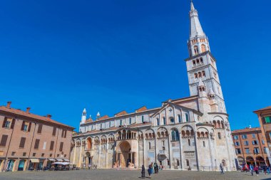 Modena, İtalya, 23 Eylül 2021: Modena Katedrali ve İtalya 'daki Ghirlandina Kulesi.