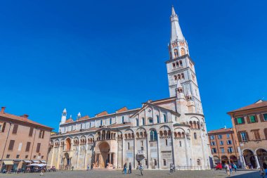 Modena, İtalya, 23 Eylül 2021: Modena Katedrali ve İtalya 'daki Ghirlandina Kulesi.