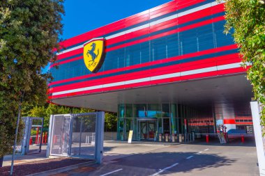 Maranello, İtalya, 23 Eylül 2021: Maranello, İtalya 'da araba üreticisi Ferrari' nin fabrikası.