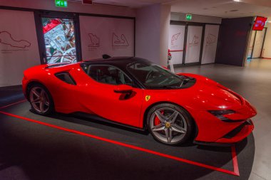 Maranello, İtalya, 23 Eylül 2021: Ferrari SF90 Maranello, İtalya 'daki Ferrari müzesinin içinde.
