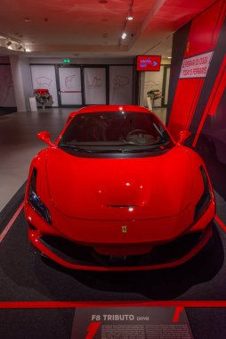 Maranello, İtalya, 23 Eylül 2021: Ferrari F8 Maranello, İtalya 'daki Ferrari müzesinin içinde.