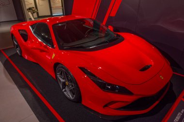 Maranello, İtalya, 23 Eylül 2021: Ferrari F8 Maranello, İtalya 'daki Ferrari müzesinin içinde.