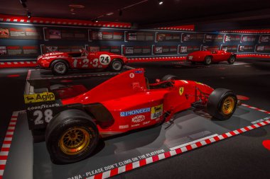 Maranello, İtalya, 23 Eylül 2021: Ferrari F1 yarış arabaları Maranello, İtalya 'da Ferrari müzesi içinde.