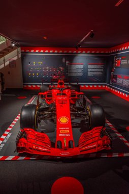 Maranello, İtalya, 23 Eylül 2021: Ferrari F1 yarış arabaları Maranello, İtalya 'da Ferrari müzesi içinde.