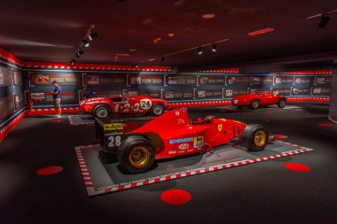 Maranello, İtalya, 23 Eylül 2021: Ferrari F1 yarış arabaları Maranello, İtalya 'da Ferrari müzesi içinde.